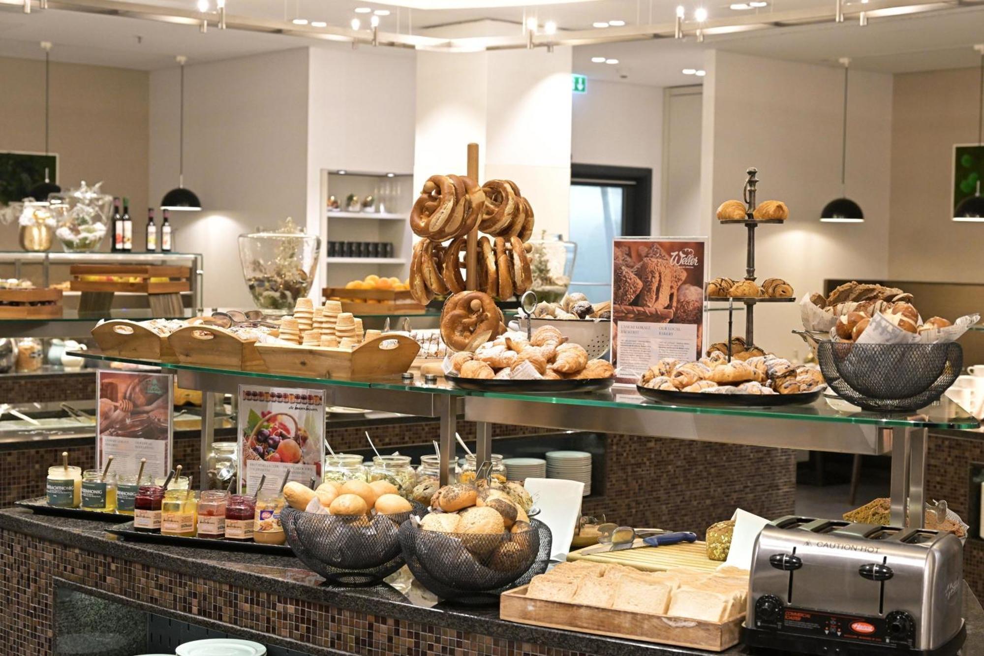 The Westin Grand Frankfurt Hotel Frankfurt am Main Exterior photo A bakery in a hotel